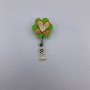 Green & Beige Grannycore Lanyard Clip & Reel With Center Flip Flops Charm Vtg.